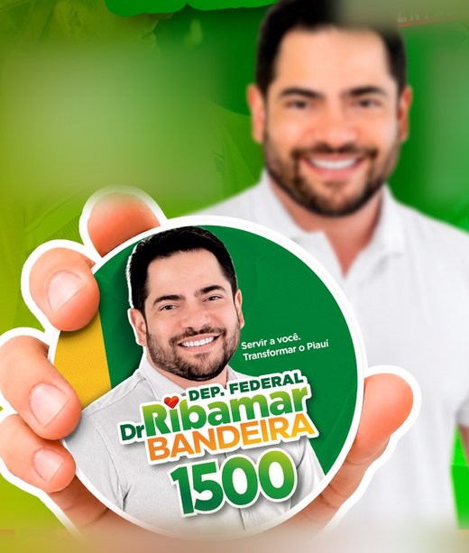 Dr. Ribamar Bandeira segurando o adesivo da campanha